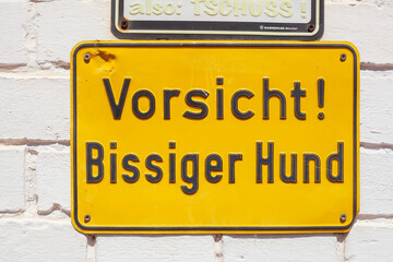 Obraz premium Schild Warnung vor dem Hund, Bissiger Hund an einer Hausmauer, Deutschland
