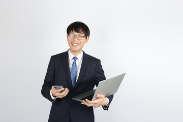 パソコンとスマホを使うビジネスマン