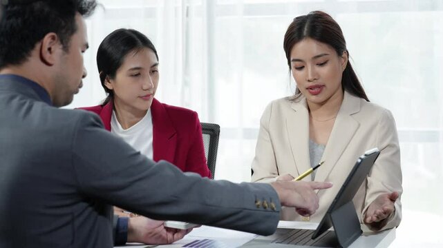 Team meeting, working together, communication concept in business people working together, meeting room Various business meetings to brainstorm ideas Discuss and summarize results in office.
