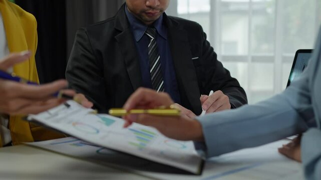 Team meeting, working together, communication concept in business people working together, meeting room Various business meetings to brainstorm ideas Discuss and summarize results in office.