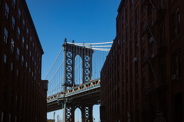 Naklejka premium Manhattan Bridge Framed by Buildings in Daylight 