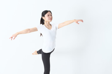 バレエのようなポーズをとる20代の女性