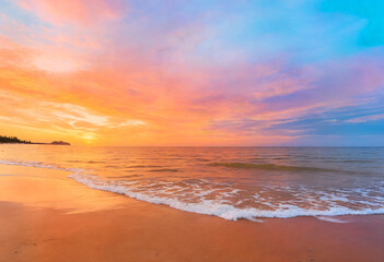 Obraz premium Dawn Beauty: Sunrise Over Serene Waters