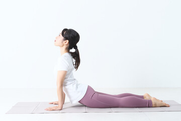 Fototapeta premium ヨガをしている20代の女性
