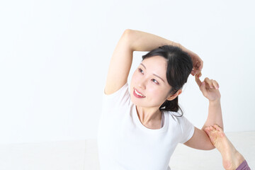 Naklejka premium ヨガをしている20代の女性