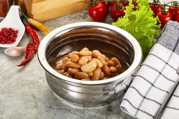White canned beans in the bowl