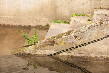 Alte braune Treppenstufen an einem Gewässer, Deutschland