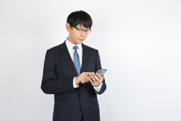 スマートフォンを弄るビジネスマン