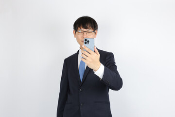 スマートフォンの画面を見るビジネスマン　テレビ通話