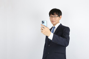 スマートフォンの画面を見るビジネスマン　テレビ通話