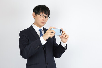 写真を撮るビジネスマン