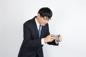 写真を撮るビジネスマン