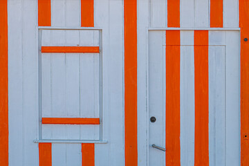 gros plan sur une cabine de plage rayée orange et blanc