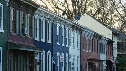 Obraz premium The beautiful little town landscape with the colorful autumn leaves and old buildings in USA