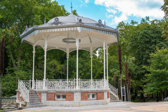 Vista del quiosco o templete del Bomb&eacute; en los jardines de san Francisco en la ciudad de Oviedo, Espa&ntilde;a