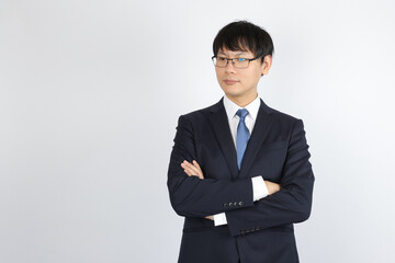 腕を組むビジネスマン・サラリーマン