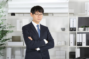 笑顔で腕を組むビジネスマン・サラリーマン