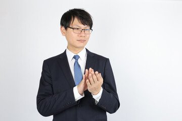 笑顔で拍手する男性ビジネスマン