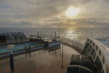 Obraz premium Breathtaking panoramic ocean views from outdoor deck of legendary ocean liner cruiseship cruise ship Queen Mary 2 during transatlantic crossing with sunset