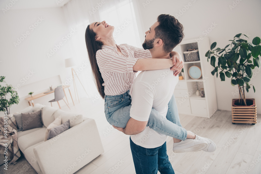 Poster Photo of happy young couple move place enjoy live together have fun husband carry wife new apartment room light house flat indoor