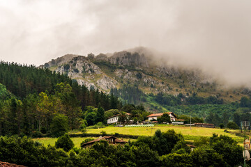 Fototapeta premium Paisaje en Areatza, País Vasco.