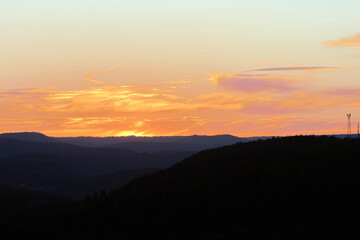 Obraz premium Sonnenuntergang im Sommer im Pfälzerwald. Aussicht von der Burgruine Drachenfels bei Busenberg in der Verbandsgemeinde Dahner Felsenland in Rheinland-Pfalz.