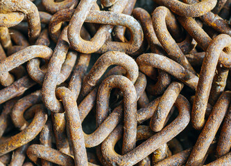 Fototapeta premium Backgrounds and textures: links of very old weathered rusty chain, close up shot, industrial abstract rusty chain, macro