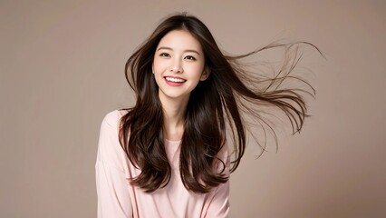 Fototapeta premium 笑顔で遠くを見つめる女性