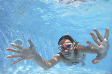 teen girl  in swimming pool © yanlev