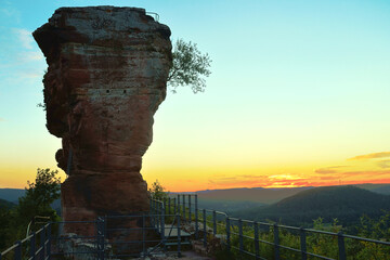 Sonnenuntergang im Sommer im Pfälzerwald. Aussicht von der Burgruine Drachenfels bei Busenberg in...