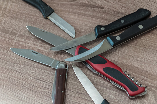 diverse Messer auf einer Holzplatte in der K&uuml;che