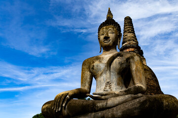 Obraz premium Buddha in pietra seduto in meditazione parco storico Sukhothai
