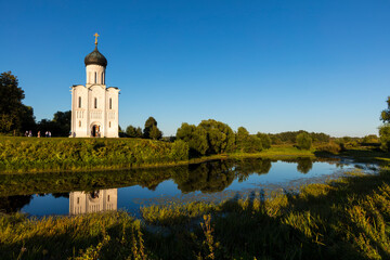 Fototapeta premium Russia Vladimir region Bogolyubovo Church of the Intercession on the Nerl on a sunny summer day