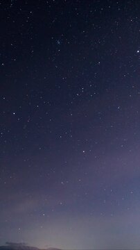 星空のタイムラプス　縦向き　縦型動画　SNS サイネージ