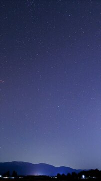 星空のタイムラプス　縦向き　縦型動画　SNS サイネージ
