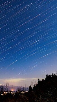 星空のタイムラプス　縦向き　縦型動画　サイネージ