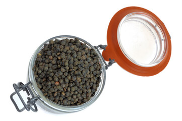 Lentilles du Puy sèches dans un bocal en verre vu de dessus en gros plan sur fond blanc