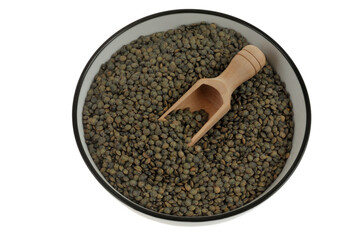 Assiette de lentilles du Puy sèches avec une cuillère en bois vue de dessus en gros plan sur fond blanc