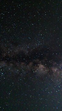 天の川　星空のタイムラプス　縦向き　縦型動画　サイネージ