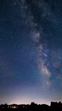 天の川　星空のタイムラプス　縦向き　縦型動画　サイネージ
