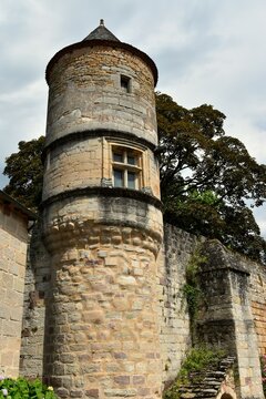 Tour de guet dans le mur d&rsquo;enceinte des ch&acirc;teaux du village de Curemonte en Corr&egrave;ze