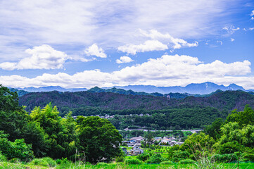 筑北村から眺める青柳宿と山岳風景　