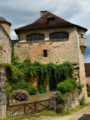 La façade d’une maison médiévale du village de Curemonte en Corrèze