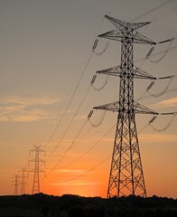 Słupy i przewody energetyczne wysokiego napięcia. © grzegorz