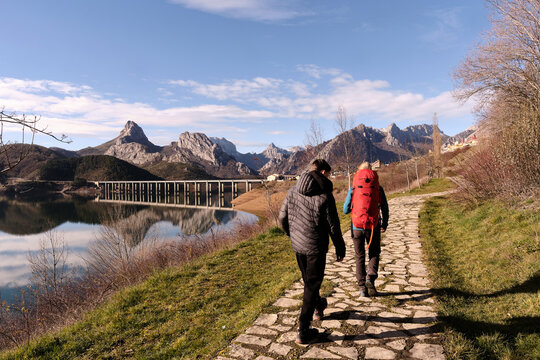 Hikers in Leon with Gilbo peak in the background