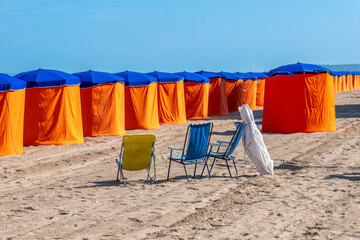 cabines de plage et transats &agrave; Deauville