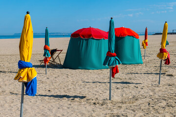 la plage de Deauville en Normandie et ses parasols multicolore