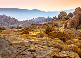 Obraz premium Sunrise Over Rock Formations Across Owens Valley, Alabama Hills National Scenic Area, California, USA