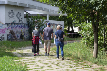 Eine Familie macht Spaziergang in Cluj napoca