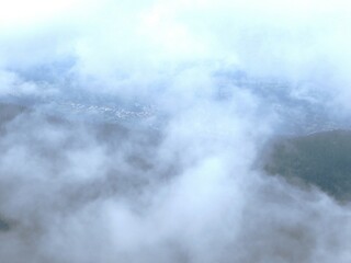 Памук, който се носи над планината